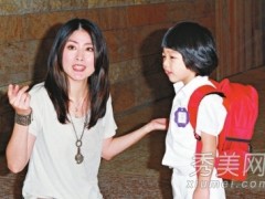 陈慧琳接儿子放学让记者拍照 虾饺仔眯眼搞笑